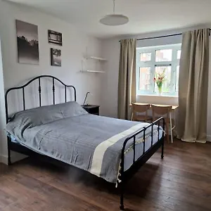 Ozan's Flat Double Bedroom-1, Sharing Kitchen And Bath , London United Kingdom